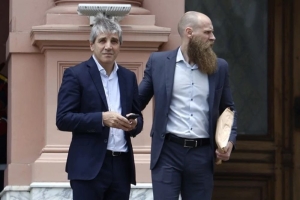 Caputo analiza postergar la baja de ganancias para 2028