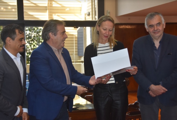 Bernis y Omar Guti&eacute;rrez recibieron a representantes de agencias de salud internacionales