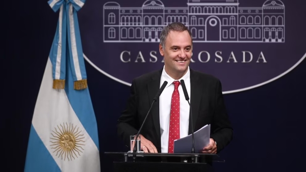 Vuelos a Punta del Este: la Justicia pidi&oacute; nuevos informes sobre los contratos del amigo de Adorni con la TV P&uacute;blica