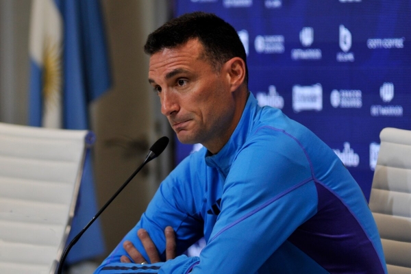 Lionel Scaloni: "Ninguno tiene la varita m&aacute;gica para la altura"