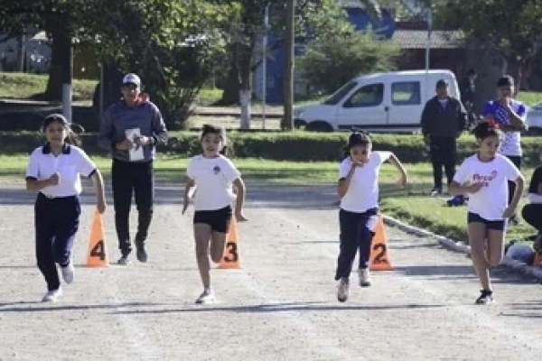 Inici&oacute; la disciplina de atletismo de los Juegos Escolares
