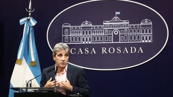 Caputo contuvo el reclamo de los bancos para que habilite los cr&eacute;ditos en d&oacute;lares con el nuevo bono