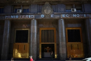 En medio de la expectativa por un nuevo esquema cambiario, el Gobierno ofrecer&aacute; bonos atados al d&oacute;lar oficial