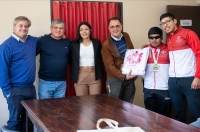 Concejo.Entrega de indumentaria a deportista paral&iacute;mpico